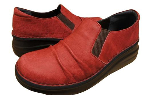 【インコルジェ8303 レッド】くしゅっとかわいい脱ぎ履きらくらくシューズ